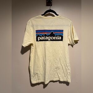 Patagonia P-6 Logo Responsibili-Tee slim fit Size medium T-Shirt Milled Yellow